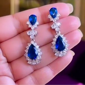 blue color artificial jewellery.